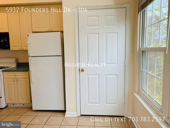 Building Photo - Lovely 3 Bedroom 3 Full Bath Open Condo in...