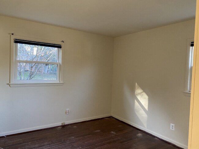 Building Photo - Affordable, Spacious AND Convenient Walk t...