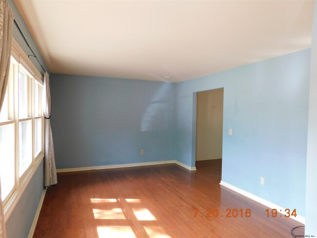 Building Photo - 11 Plum Poppy S