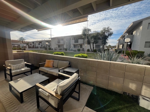 Amplio patio con césped que mira al oeste hacia la puesta del sol. - 6480 N 82nd St