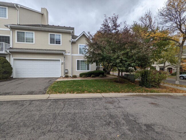 Building Photo - 420 Willoughby Way W