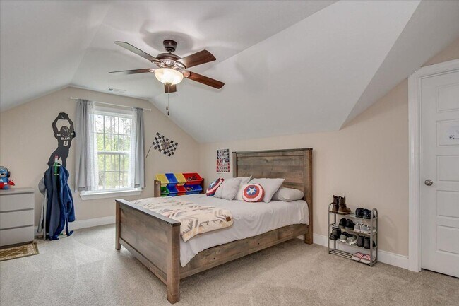 Foto del edificio - LIKE-NEW ALL BRICK HOME on almost 3 ACRES ...