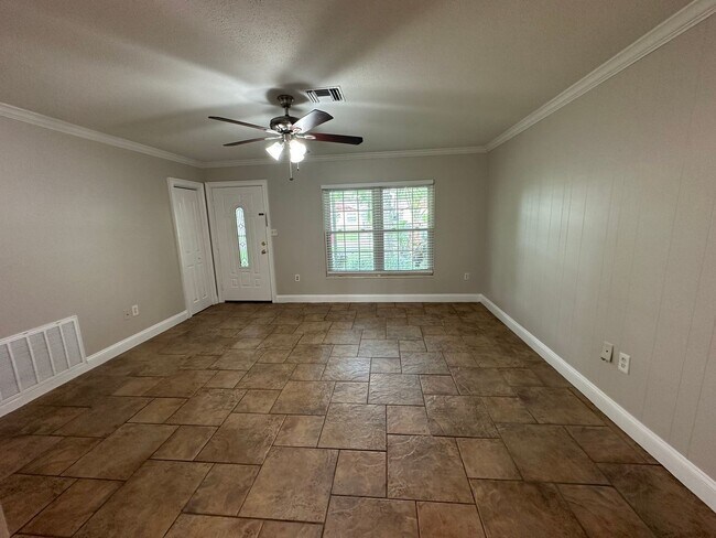 Building Photo - LARGE Winter Park Home For Rent! HUGE Back...