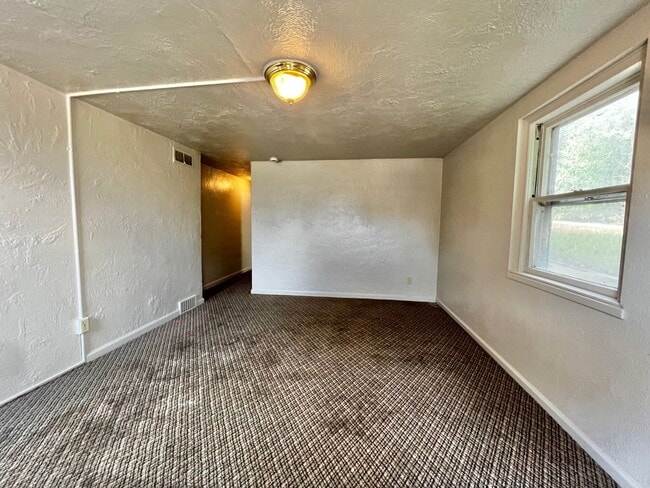 Building Photo - Cozy 2-Bedroom 1-Bath Basement Unit Near UNC!