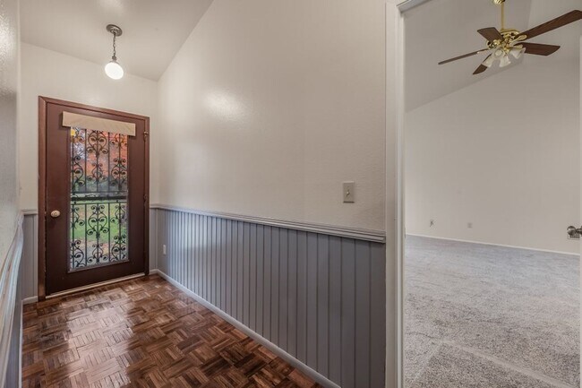 Foto del edificio - Farmhouse 3 bed 2 bath with 4.9 acres