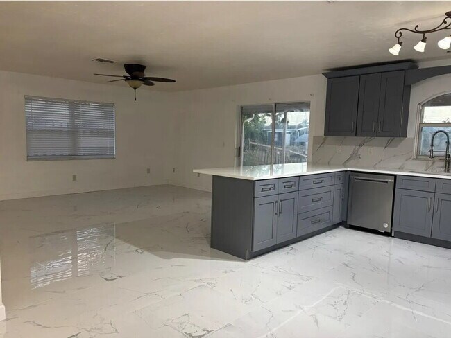 Foto del edificio - "Charming 3-Bed, 2-Bath Home in Bradenton Oasis – Your Perfect Florida Retreat!"