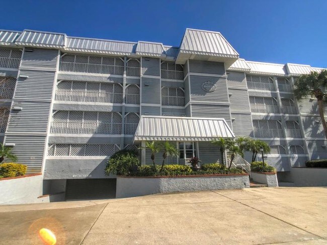Building Photo - 905 N Harbor City Blvd
