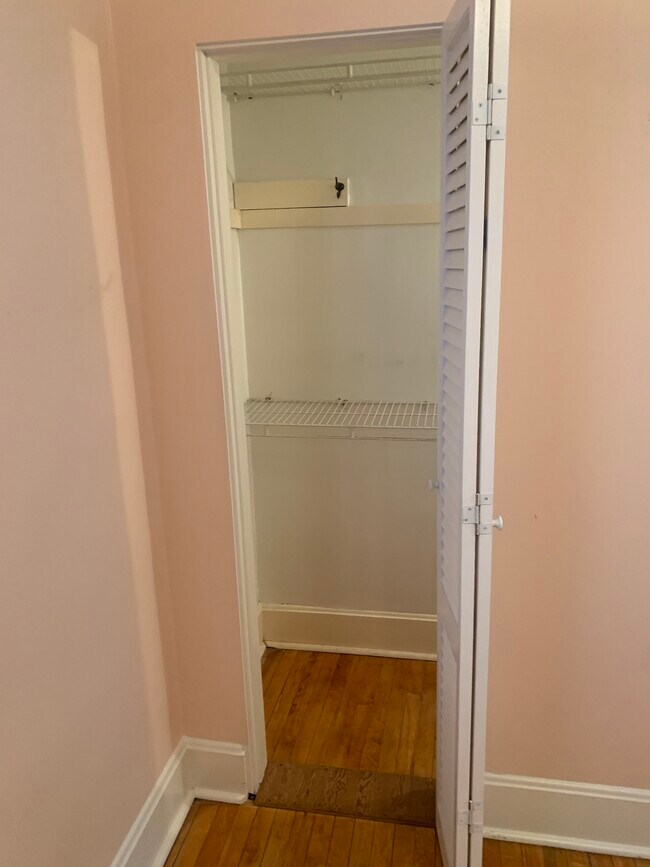 Closet - 5231 N Mulligan Ave