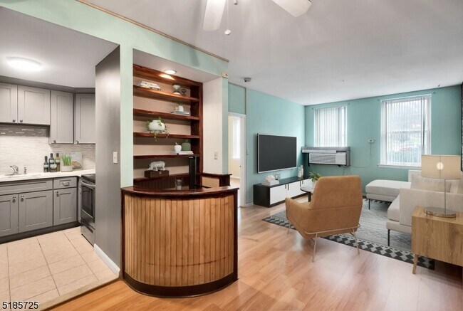 Building Photo - 6 E Blackwell St