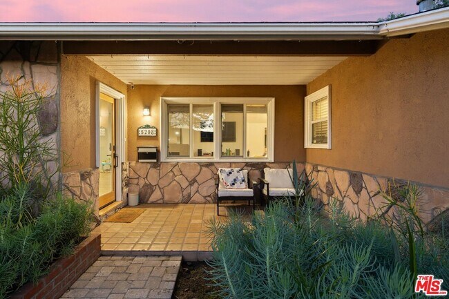 Foto del edificio - 5208 Woodman Ave