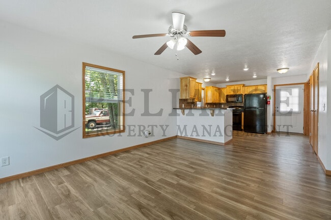 Building Photo - 305 S Elm St