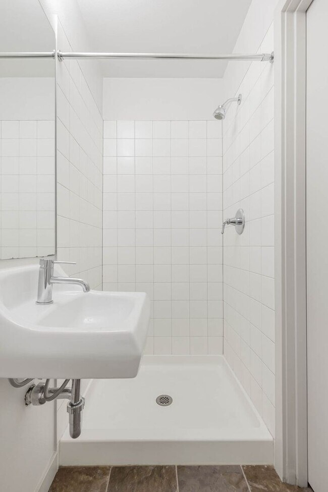 Foto del edificio - Lovely 3 Bedroom Townhome - Attached Garage