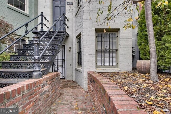 Building Photo - 612 C St NE