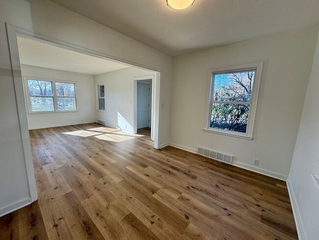 Foto del edificio - UPDATED 3 bed, 2 1/2 bath in central Lincoln