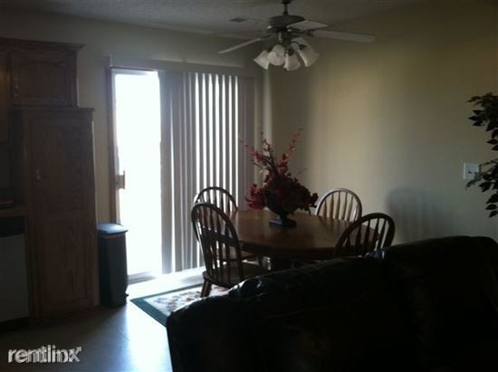 Building Photo - 2 br, 2.5 bath Townhome - 1647 SW Highland Dr