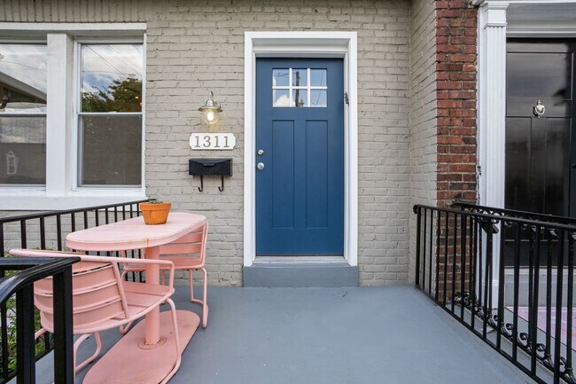 Building Photo - Newly Upgraded 4 BR / 3.5 Bathroom Townhom...