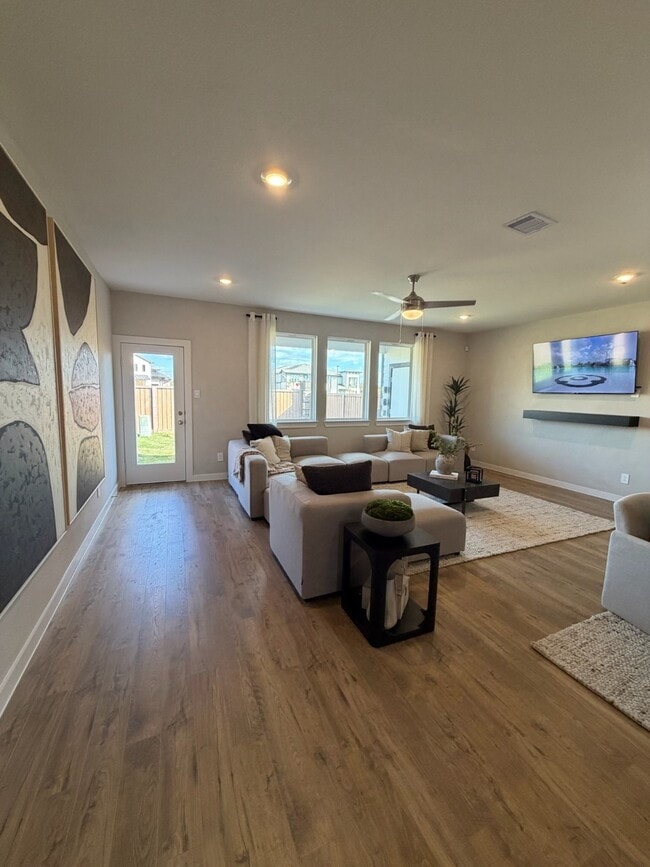 Foto del edificio - 3550 Blue Mockingbird St