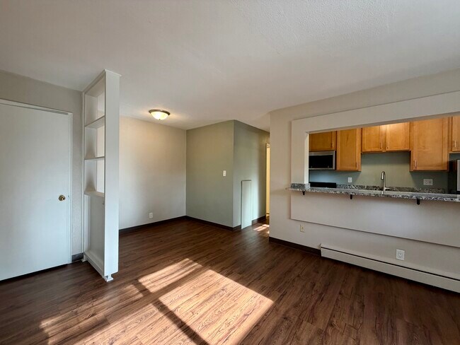 2 habitaciones, 1 baño - 625 pies cuadrados - Unidad 10 - Sala de estar - 2333 Priscilla St of In the City Apartments