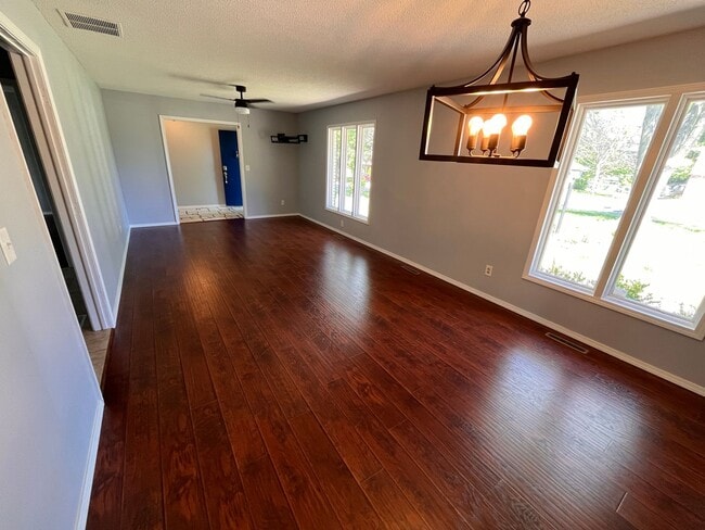 Building Photo - 3-Bed, 2-bath Luxury Southern Hills Designer Home!