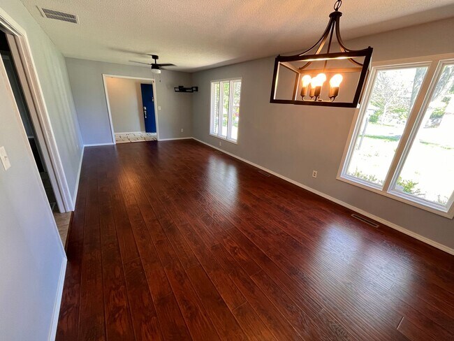 Foto del edificio - 3-Bed, 2-bath Luxury Southern Hills Designer Home!