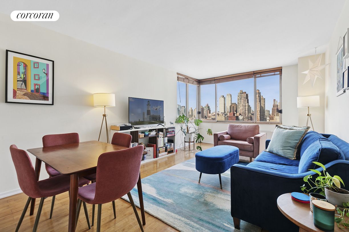 Foto principal - 350 W 50th St