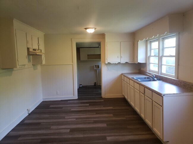 Building Photo - 302 Corner Wood St