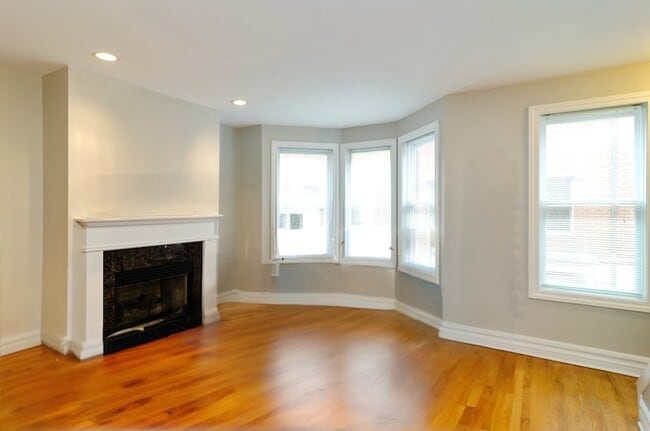 Building Photo - 5127 N Damen Ave