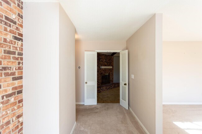 Building Photo - 5025 Queen Chapel Rd