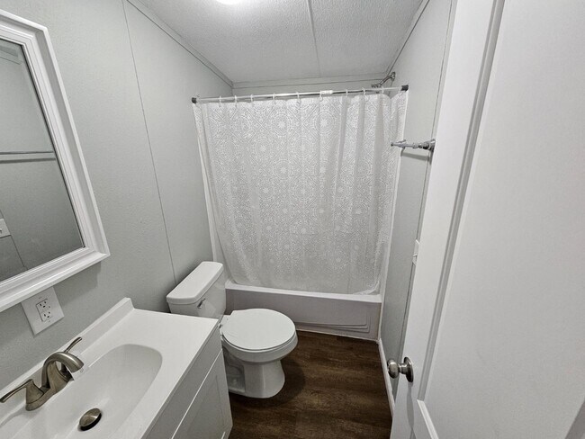 Foto del edificio - 8144 Hewitt St