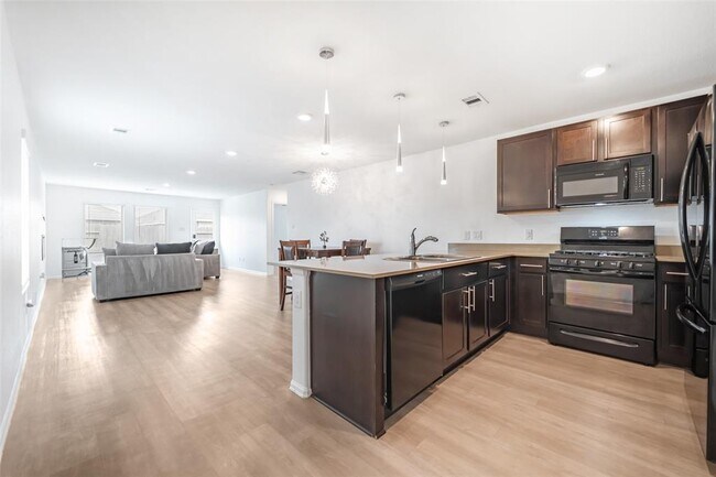 Foto del edificio - 26919 Wilderye Cv Ln