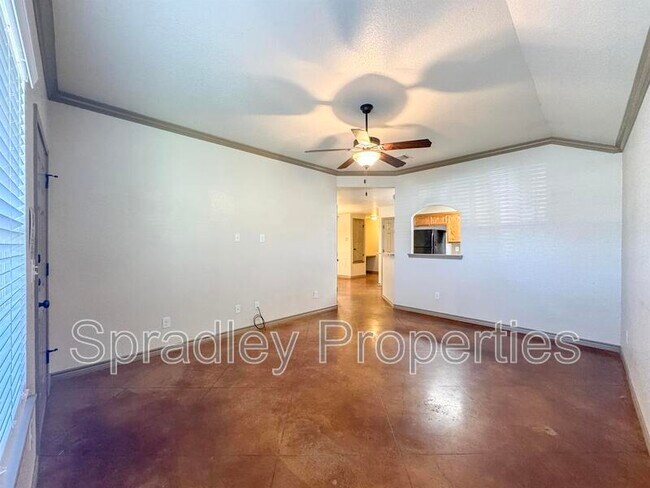 Building Photo - 619B Karey Dr