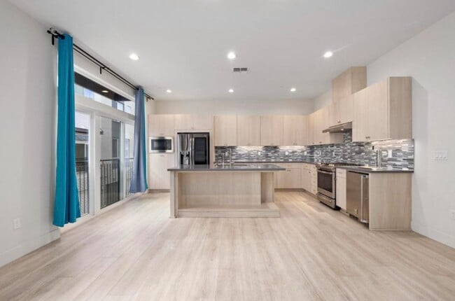 Building Photo - 182 Velocity Way