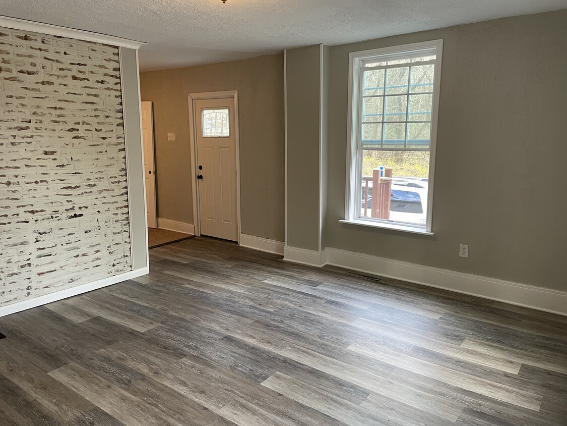 Living room - 604 W 39th St
