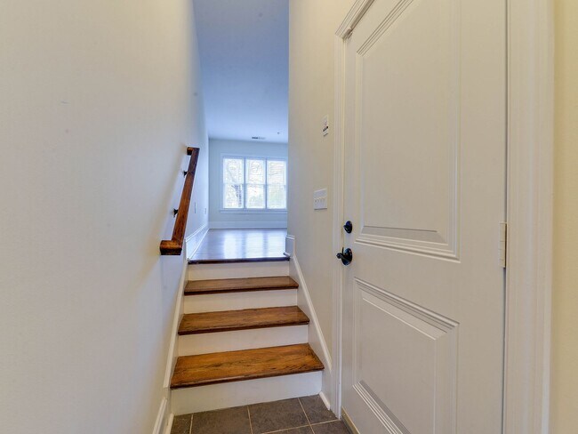 Building Photo - Like new town home style condo in the best zip code in Charlotte.