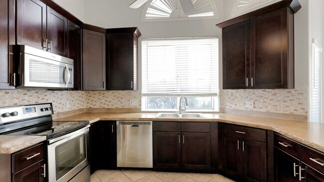 Foto del edificio - eautifully Upgraded Home on a Prime Corner...