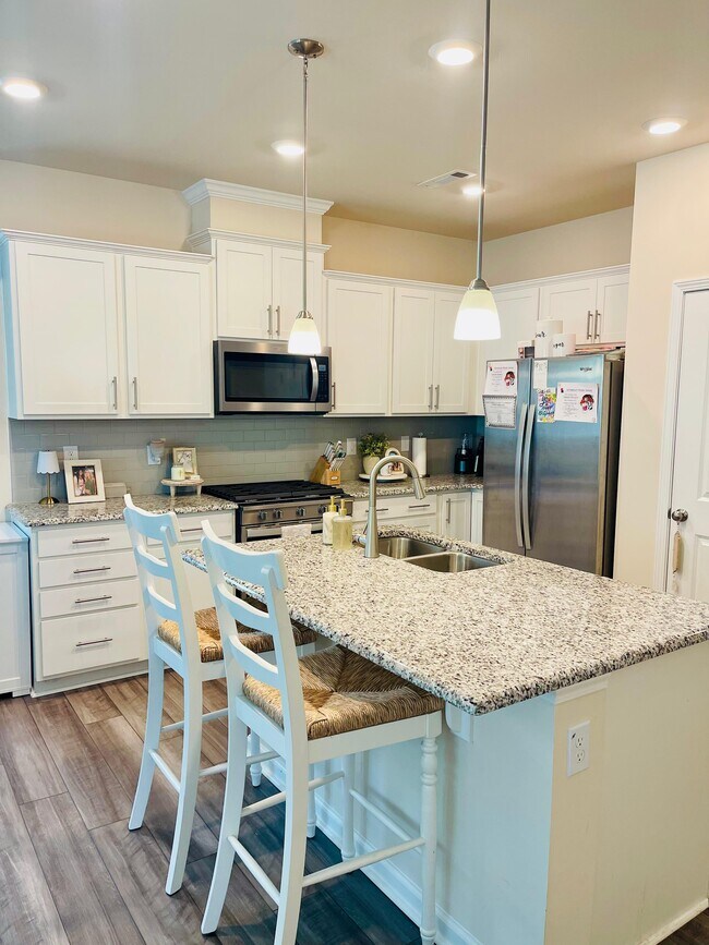 Building Photo - 915 Falls Grove Trl