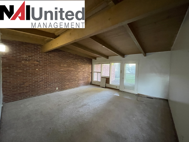 Building Photo - 3 bedroom, 1 bath duplex for rent!