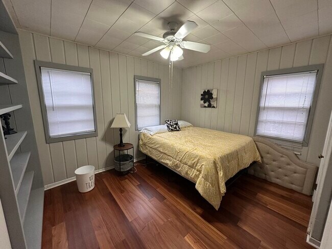 Building Photo - Huge 3 Level Side by Side Duplex with 5 Be...