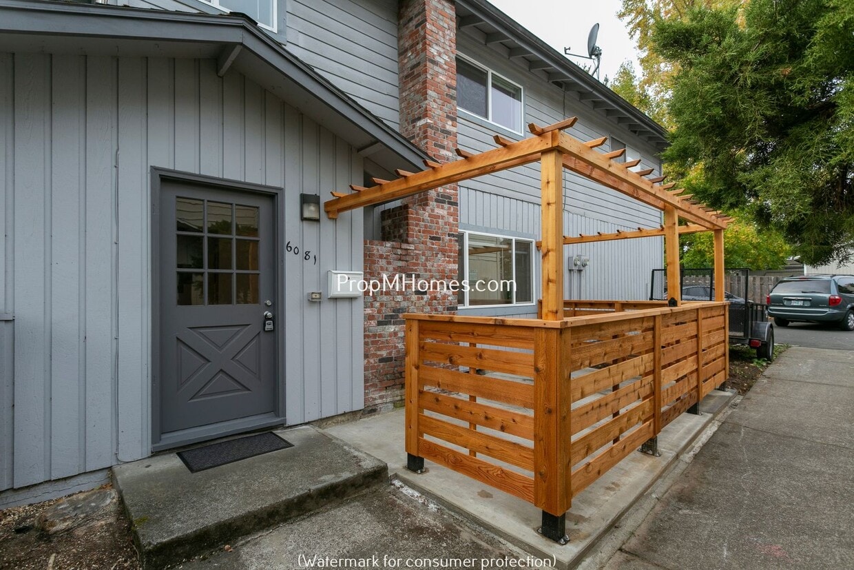 Primary Photo - Two Bedroom in Four-Plex - Charming Highla...