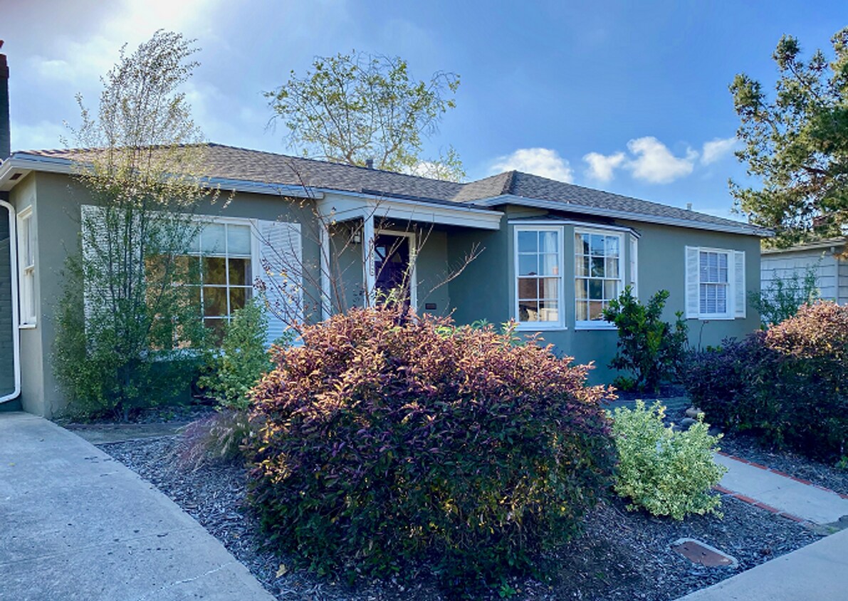 Primary Photo - 3 Bedroom-2 Bathroom Single Story Home in ...