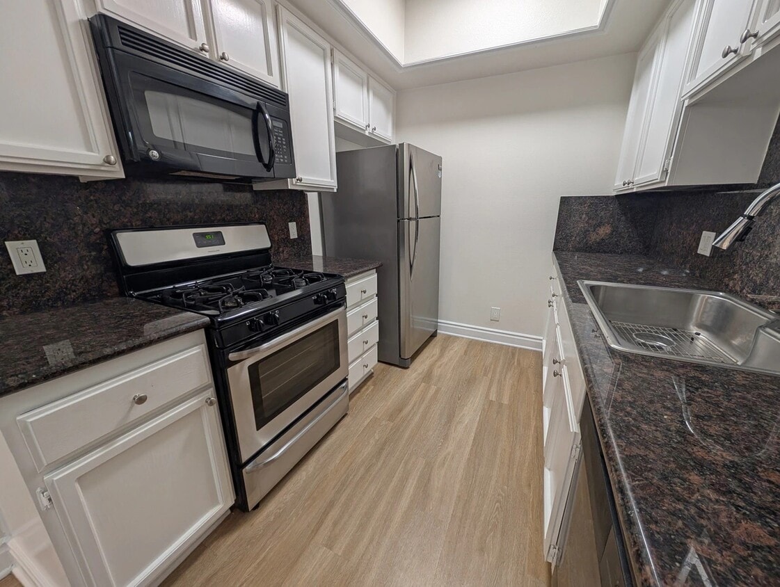 Building Photo - 912 Croft Ave