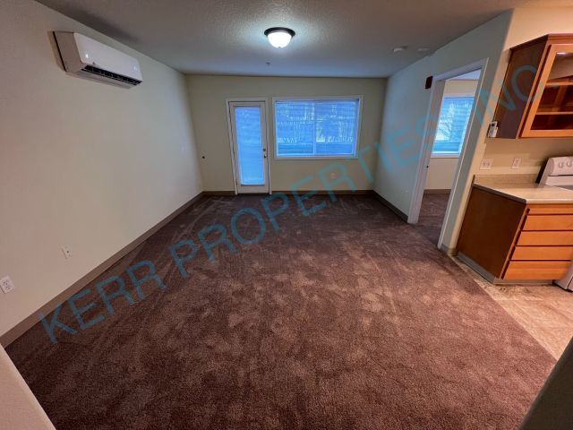 Foto del edificio - Cozy 1-Bed Oasis in Portland's Belmont District - Spacious 700 Sq. Ft. Gem!