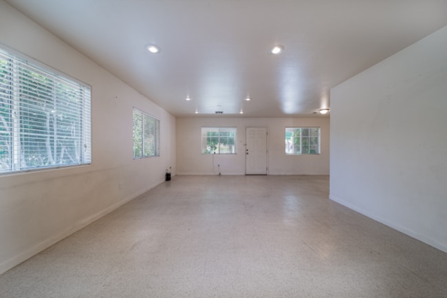 Building Photo - 730 Pine Ave