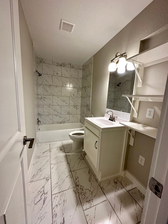 Building Photo - 1810 Edgewood St