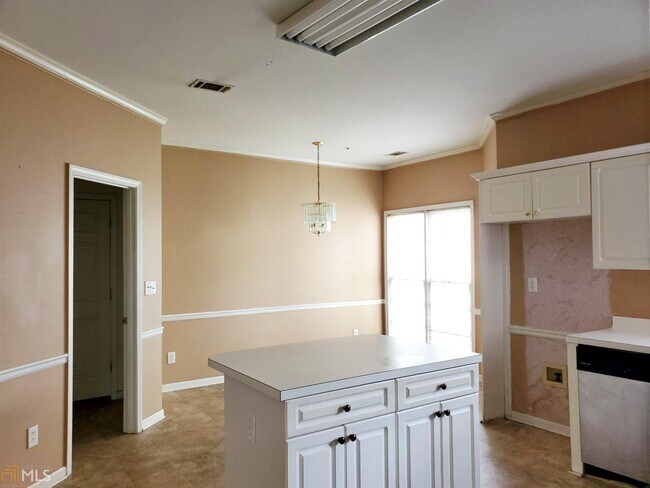 Building Photo - 2106 Highland Club Dr SE