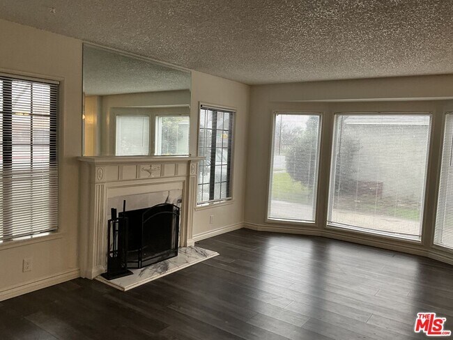 Building Photo - 1123 E Cameron Ave