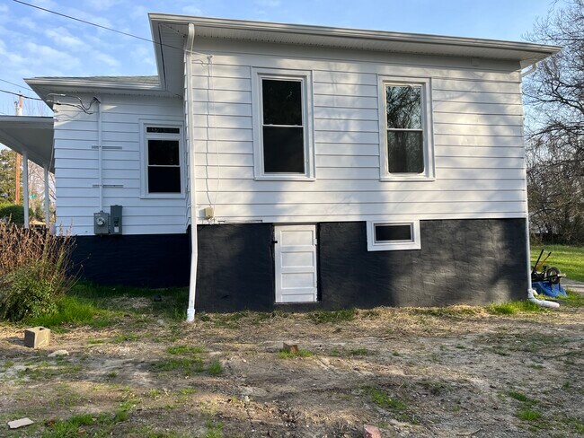 Building Photo - 1803 Spring Ave