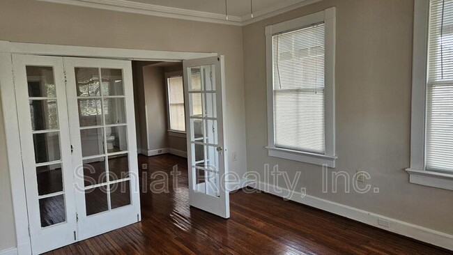 Building Photo - 5320 Prytania St