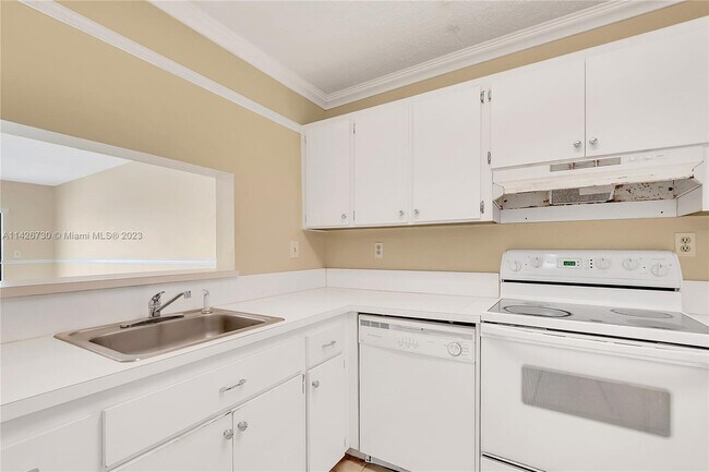 Building Photo - 9682 Fontainebleau Blvd