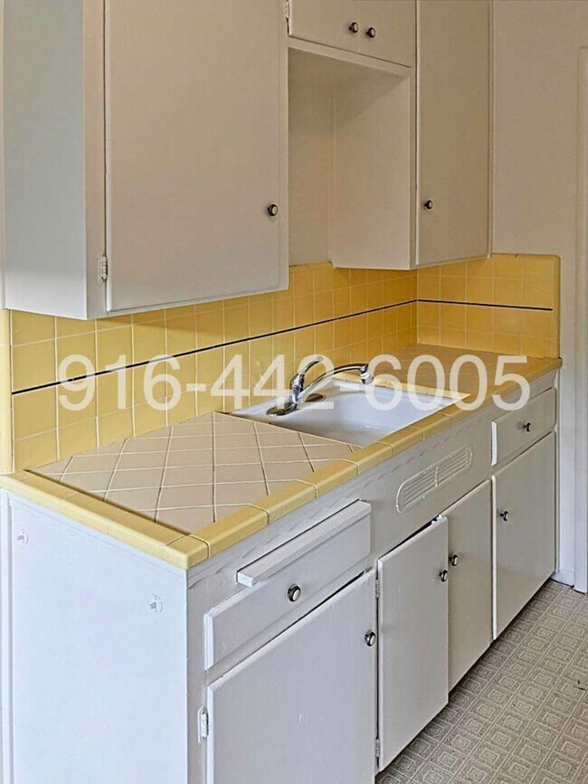 Building Photo - Kenwood Apartments 2426